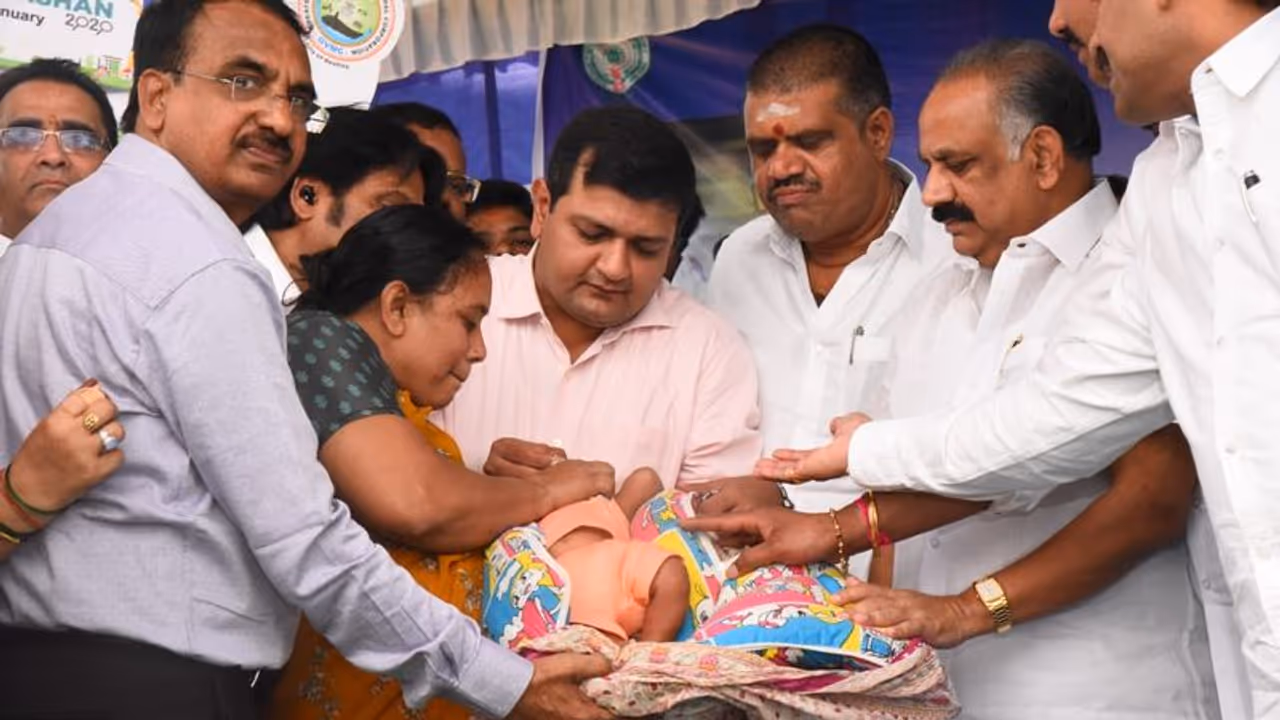 చిన్నారులకు స్వయంగా పోలీయో చుక్కలు వేసిన మంత్రి అవంతి చిన్నారులకు స్వయంగా పోలీయో చుక్కలు వేసిన మంత్రి అవంతి