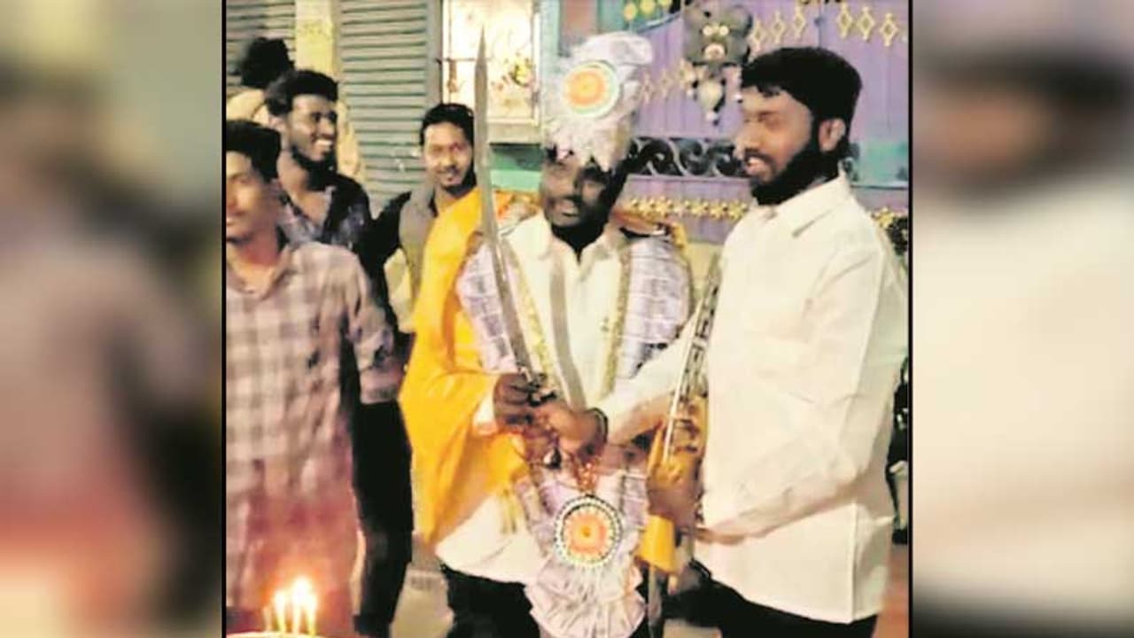 வாளால் கேக் வெட்டி நடுரோட்டில் பிறந்தநாள் கொண்டாடிய சட்டக்கல்லூரி மாணவர்..! ரவுடி பினு ஸ்டைலில் அடாவடி..! வாளால் கேக் வெட்டி நடுரோட்டில் பிறந்தநாள் கொண்டாடிய சட்டக்கல்லூரி மாணவர்..! ரவுடி பினு ஸ்டைலில் அடாவடி..!