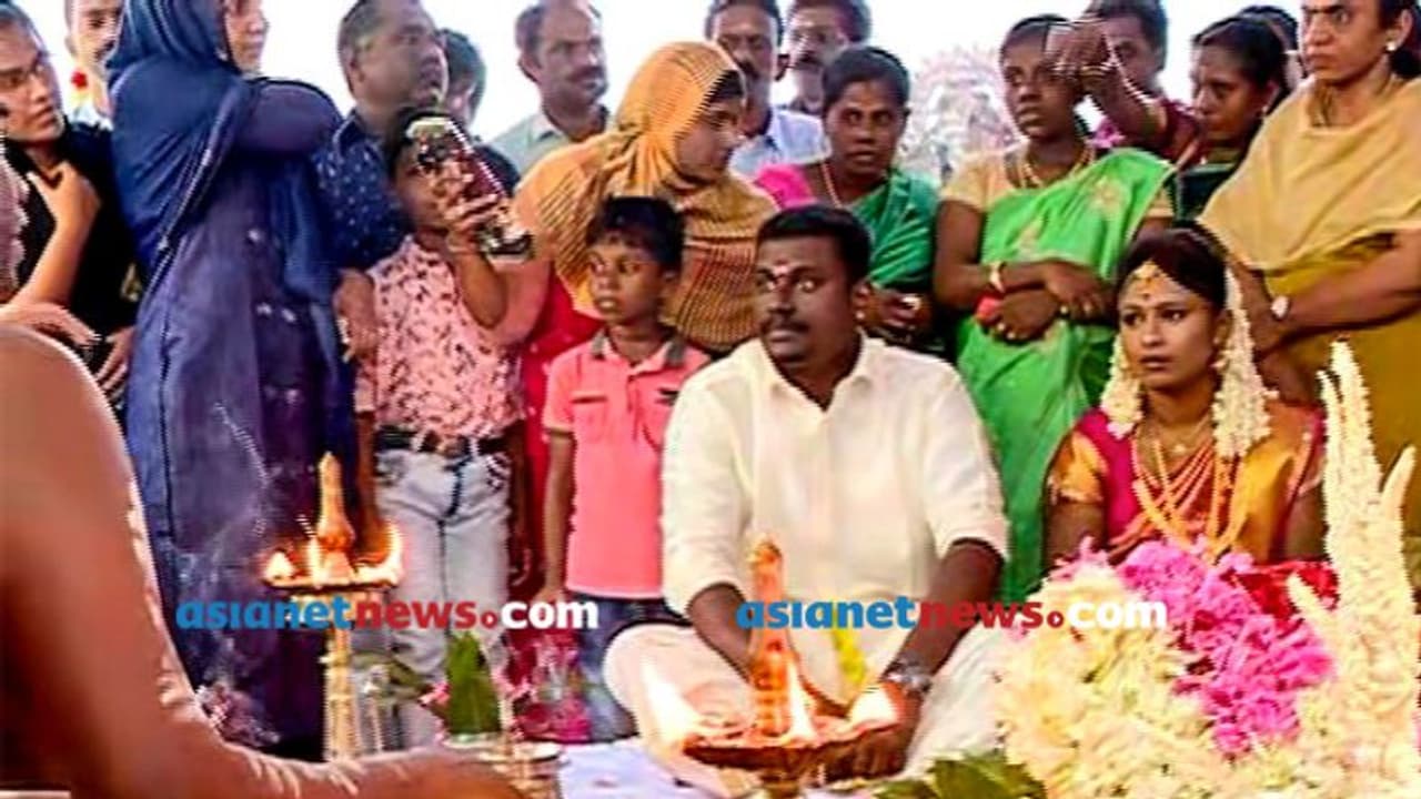 മുസ്ലിം പള്ളിയില് പന്തലും സദ്യയുമൊരുങ്ങി; അഞ്ജുവിനെ വരണമാല്യം ചാർത്തി ശരത്ത് ജീവിതത്തോട് ചേര്ത്തു മുസ്ലിം പള്ളിയില് പന്തലും സദ്യയുമൊരുങ്ങി; അഞ്ജുവിനെ വരണമാല്യം ചാർത്തി ശരത്ത് ജീവിതത്തോട് ചേര്ത്തു