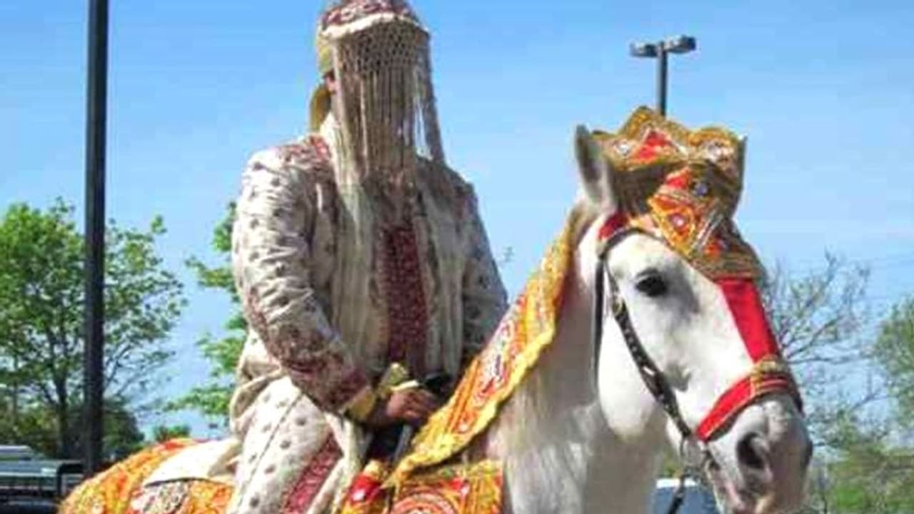 పెళ్లిలో గుర్రం ఎక్కాడని.. దళిత వరుడి మీద అగ్రవర్ణాల దాడి.... పెళ్లిలో గుర్రం ఎక్కాడని.. దళిత వరుడి మీద అగ్రవర్ణాల దాడి....