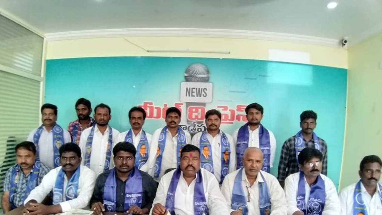 తమ జోలికొస్తే భూస్థాపితమే... రాజకీయ పార్టీలకు మాల మహానాడు హెచ్చరిక తమ జోలికొస్తే భూస్థాపితమే... రాజకీయ పార్టీలకు మాల మహానాడు హెచ్చరిక