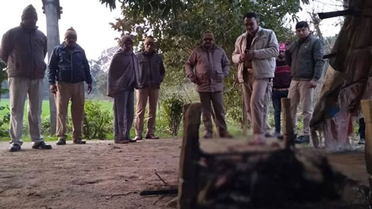 காட்டுப்பகுதிக்கு தூக்கிச்சென்று கதற கதற பலாத்காரம்...? வெறி தீராததால் பெண் உறுப்பை ஆசிட் ஊற்றி சிதைத்து எரிந்து கொலை..! காட்டுப்பகுதிக்கு தூக்கிச்சென்று கதற கதற பலாத்காரம்...? வெறி தீராததால் பெண் உறுப்பை ஆசிட் ஊற்றி சிதைத்து எரிந்து கொலை..!