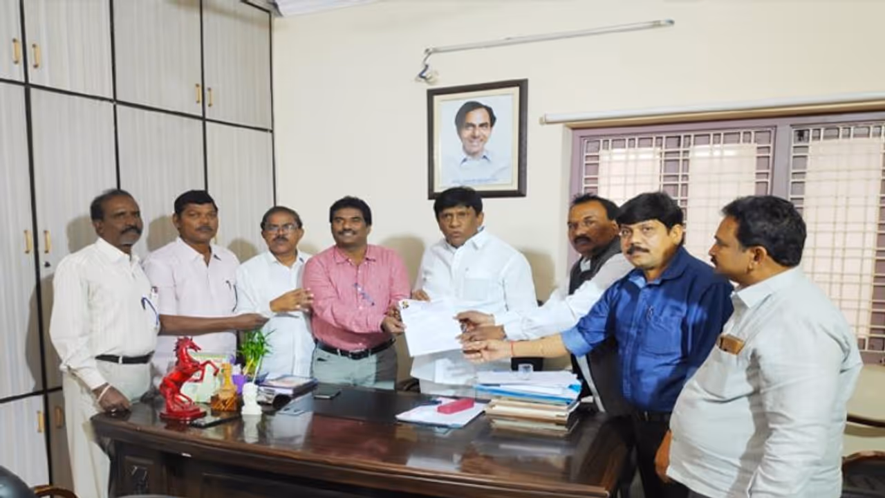 ఆ లక్ష ఓట్లు టీఆర్ఎస్ కే... తొమ్మిది మున్సిపాలిటీల్లో పెరిగిన అధికారపార్టీ బలం ఆ లక్ష ఓట్లు టీఆర్ఎస్ కే... తొమ్మిది మున్సిపాలిటీల్లో పెరిగిన అధికారపార్టీ బలం