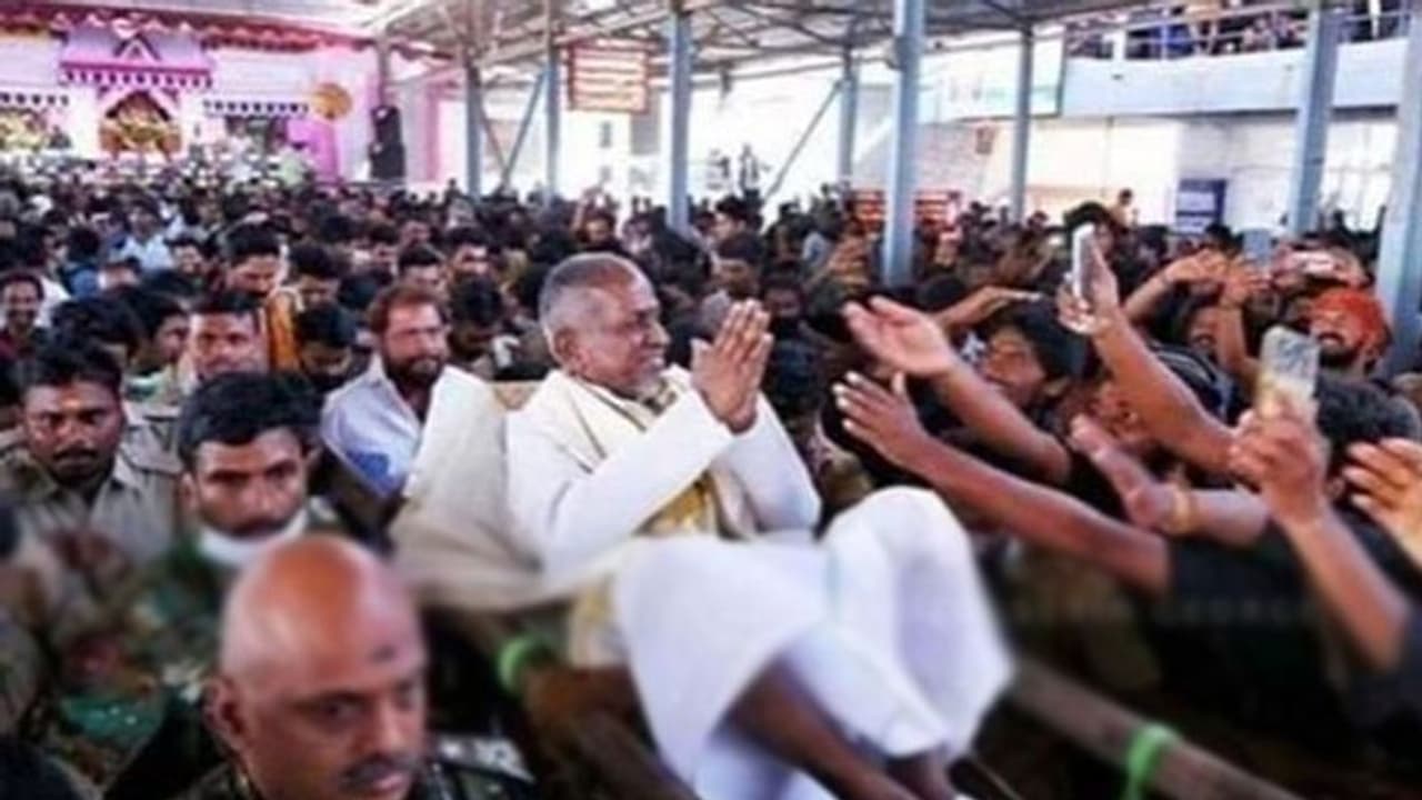 சபரிமலையில் பல்லாக்கில் தூக்கி செல்லப்பட்ட இளையராஜா..! தீண்டாமை பேசியவர்களுக்கு சவுக்கடி கொடுத்த தேவசம் போர்டு !