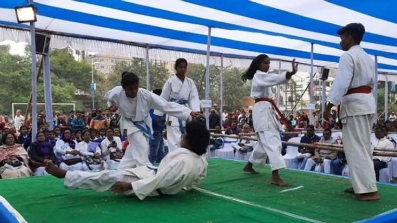 ক্যারাটে প্রশিক্ষণে হাজির কয়েকশো ছাত্রী, উদ্ধোধন করলেন বরানগরের মহারাজ