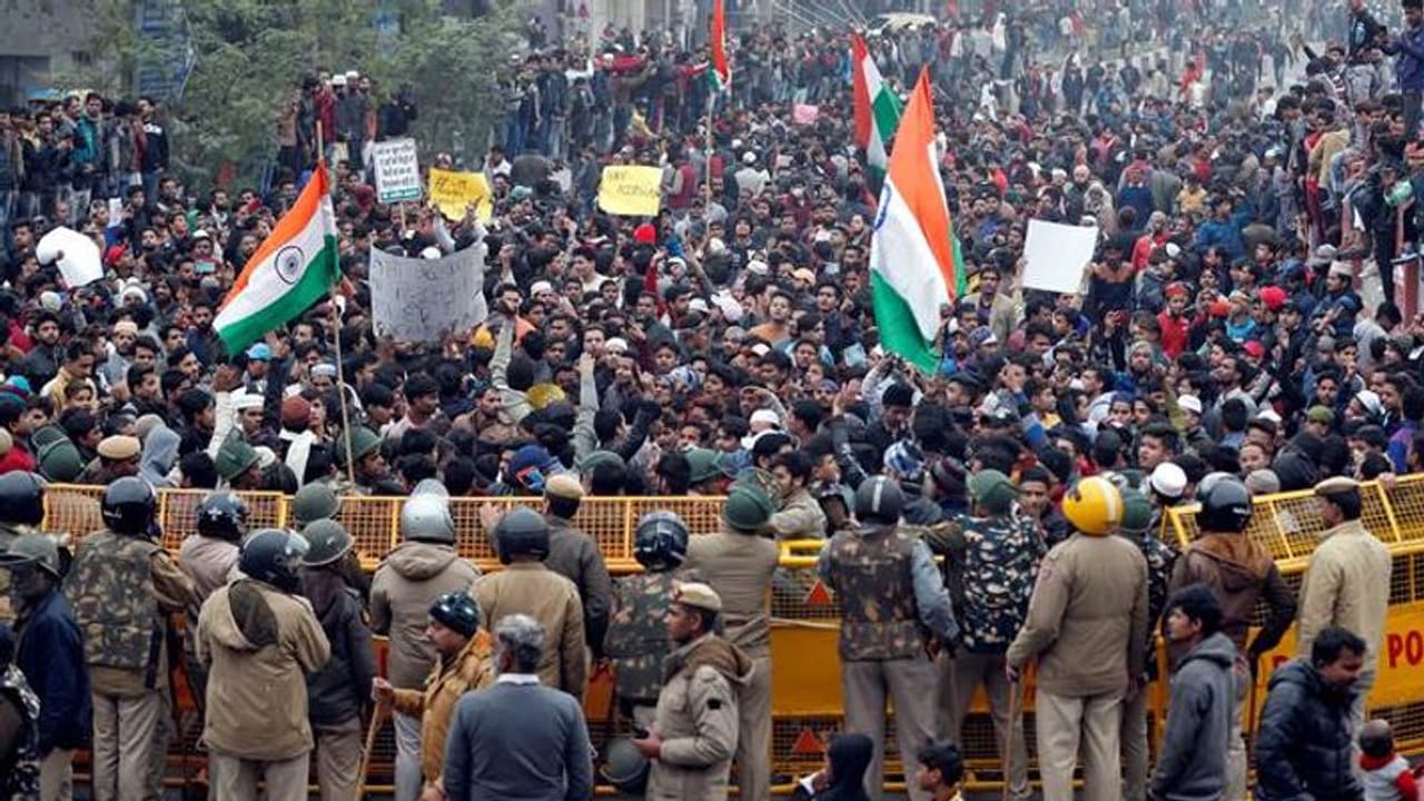 झारखंड में सीएए समर्थकों पर पथराव और हमला, उपद्रवियों ने लगाई आग
