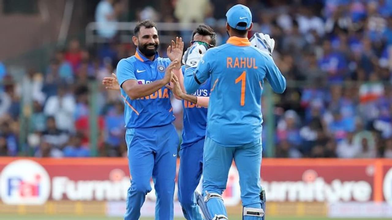 ಸ್ಮಿತ್ ಶತಕ: ಟೀಂ ಇಂಡಿಯಾಗೆ ಸ್ಫರ್ಧಾತ್ಮಕ ಗುರಿ ನೀಡಿದ ಆಸೀಸ್ ಸ್ಮಿತ್ ಶತಕ: ಟೀಂ ಇಂಡಿಯಾಗೆ ಸ್ಫರ್ಧಾತ್ಮಕ ಗುರಿ ನೀಡಿದ ಆಸೀಸ್