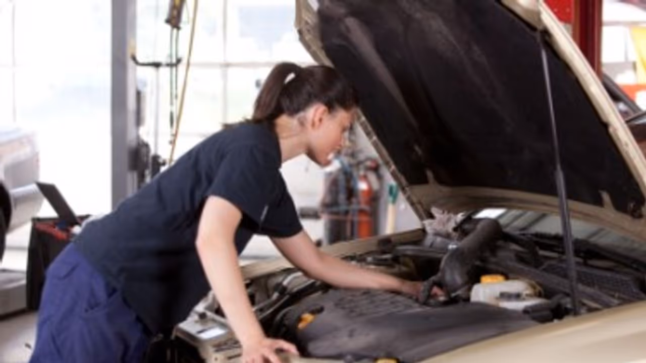 లోకల్ మెకానిక్తో కార్ సర్వీసింగ్ చేయిస్తున్నారా.. అయితే ఈ విషయాలను గుర్తుంచుకోండి.. లోకల్ మెకానిక్తో కార్ సర్వీసింగ్ చేయిస్తున్నారా.. అయితే ఈ విషయాలను గుర్తుంచుకోండి..