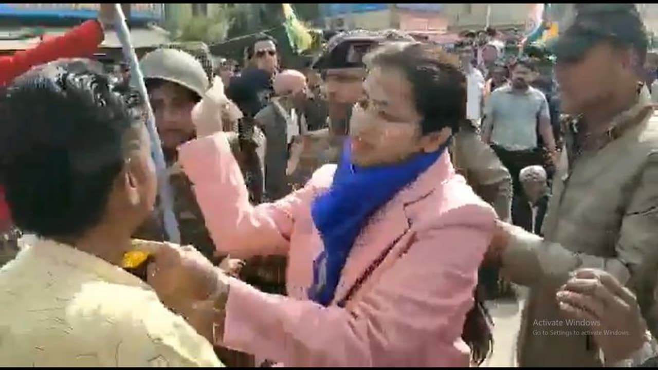 కలెక్టర్ ని జట్టుపట్టుకొని లాగిన బీజేపీ నేత.. ఆమె ఏంచేసిందటే... కలెక్టర్ ని జట్టుపట్టుకొని లాగిన బీజేపీ నేత.. ఆమె ఏంచేసిందటే...