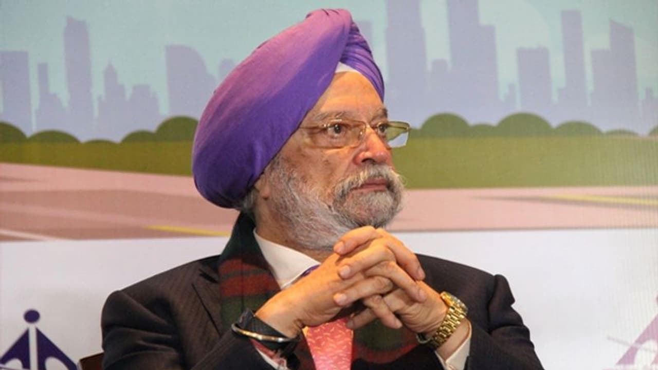 എണ്ണ വില ഉയരുമോ? മറുപടിയുമായി കേന്ദ്ര പെട്രോളിയം മന്ത്രി എണ്ണ വില ഉയരുമോ? മറുപടിയുമായി കേന്ദ്ര പെട്രോളിയം മന്ത്രി