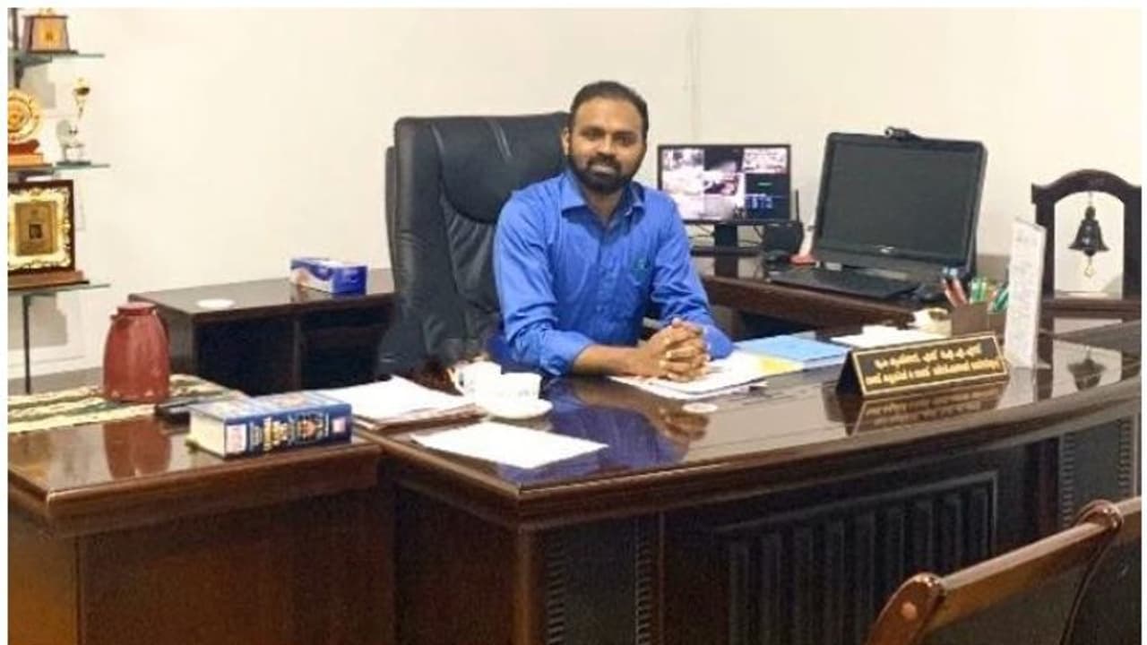 ഫീസടയ്ക്കാന് പണമില്ല; വിദ്യാര്ത്ഥികള്ക്കായി സബ് കളക്ടറുടെ ഫേസ്ബുക്ക് പോസ്റ്റ്, പിന്നാലെ സഹായപ്രവാഹം ഫീസടയ്ക്കാന് പണമില്ല; വിദ്യാര്ത്ഥികള്ക്കായി സബ് കളക്ടറുടെ ഫേസ്ബുക്ക് പോസ്റ്റ്, പിന്നാലെ സഹായപ്രവാഹം