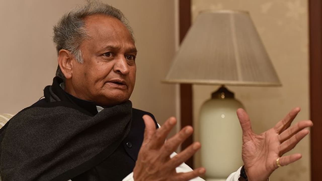 खौफ में राजस्थान की गहलोत सरकार, 'ऑपरेशन लोटस' का खतरा