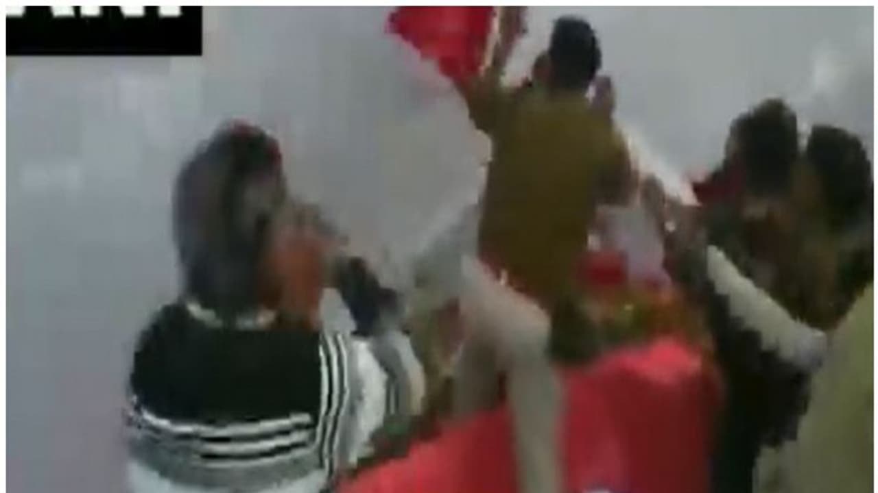 ഭോപ്പാലില് കോണ്ഗ്രസ് ബിജെപി പ്രവര്ത്തകര് ഏറ്റുമുട്ടി; മേയര് രക്ഷപ്പെട്ടത് തലനാരിഴക്ക് ഭോപ്പാലില് കോണ്ഗ്രസ് ബിജെപി പ്രവര്ത്തകര് ഏറ്റുമുട്ടി; മേയര് രക്ഷപ്പെട്ടത് തലനാരിഴക്ക്