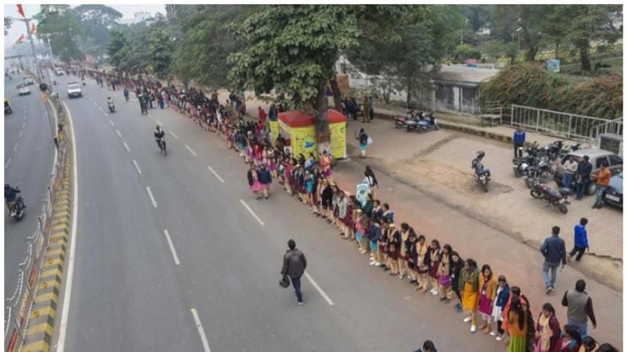 18000 കിലോമീറ്റര്, അഞ്ച് കോടി മനുഷ്യര്; റെക്കോര്ഡ് ചങ്ങല തീര്ത്ത് ബിഹാര് 18000 കിലോമീറ്റര്, അഞ്ച് കോടി മനുഷ്യര്; റെക്കോര്ഡ് ചങ്ങല തീര്ത്ത് ബിഹാര്