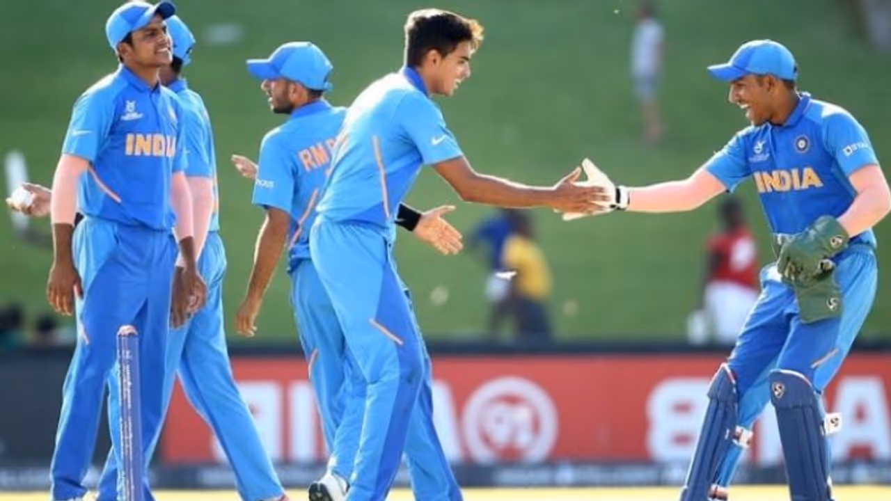 ചേട്ടന്മാര്ക്ക് പിന്നാലെ അനിയന്മാരും; അണ്ടര് 19 ക്രിക്കറ്റ് ലോകകപ്പില് ലങ്കയെ തോല്പ്പിച്ച് ഇന്ത്യ തുടങ്ങി ചേട്ടന്മാര്ക്ക് പിന്നാലെ അനിയന്മാരും; അണ്ടര് 19 ക്രിക്കറ്റ് ലോകകപ്പില് ലങ്കയെ തോല്പ്പിച്ച് ഇന്ത്യ തുടങ്ങി