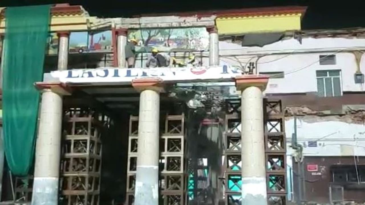 ভেঙে পড়তে পারে, আশঙ্কা থেকেই হাতুরির ঘা বর্ধমান স্টেশন ভবনে ভেঙে পড়তে পারে, আশঙ্কা থেকেই হাতুরির ঘা বর্ধমান স্টেশন ভবনে