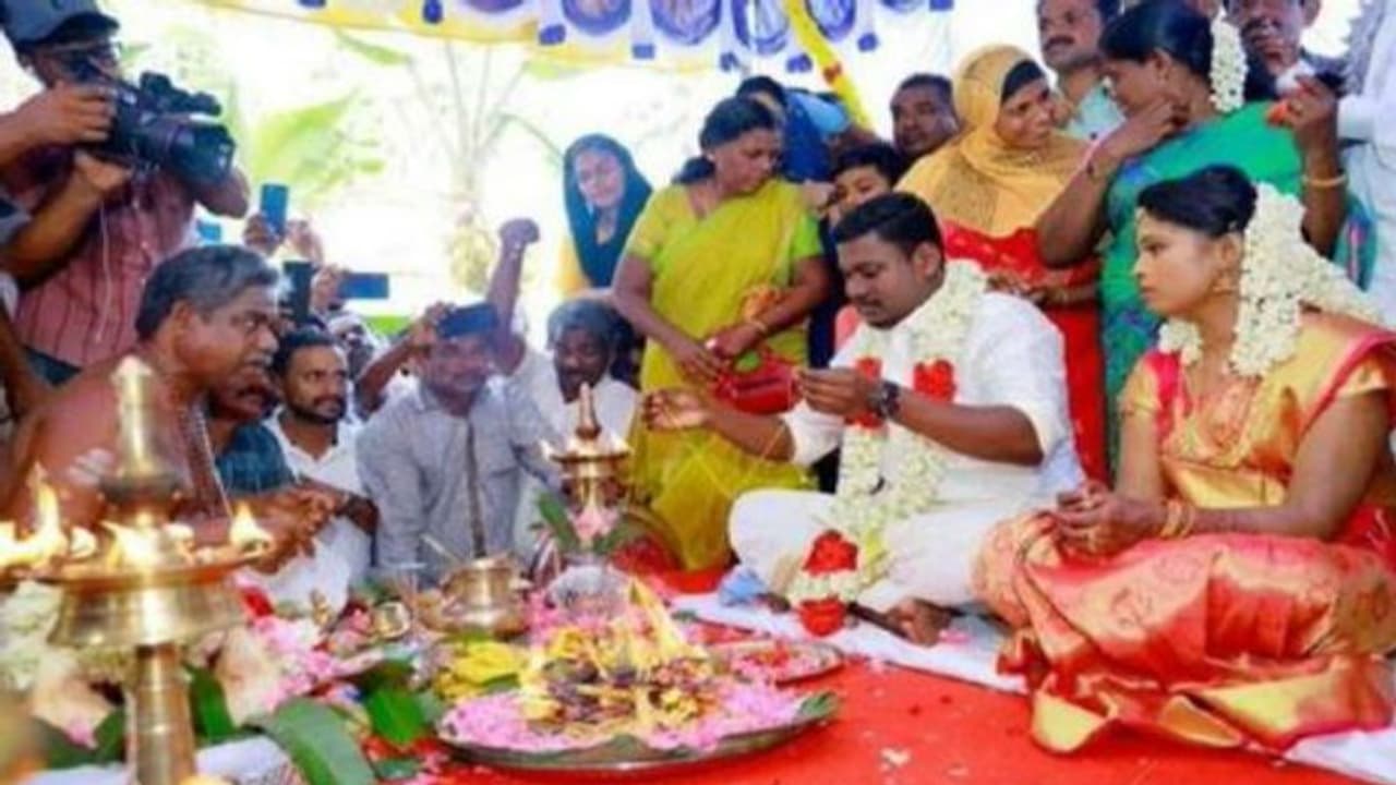 সম্প্রীতির এক অনন্য নজির গড়ল কেরল, মসজিদে বসল দুঃস্থ হিন্দু কন্যার বিয়ের আসর সম্প্রীতির এক অনন্য নজির গড়ল কেরল, মসজিদে বসল দুঃস্থ হিন্দু কন্যার বিয়ের আসর