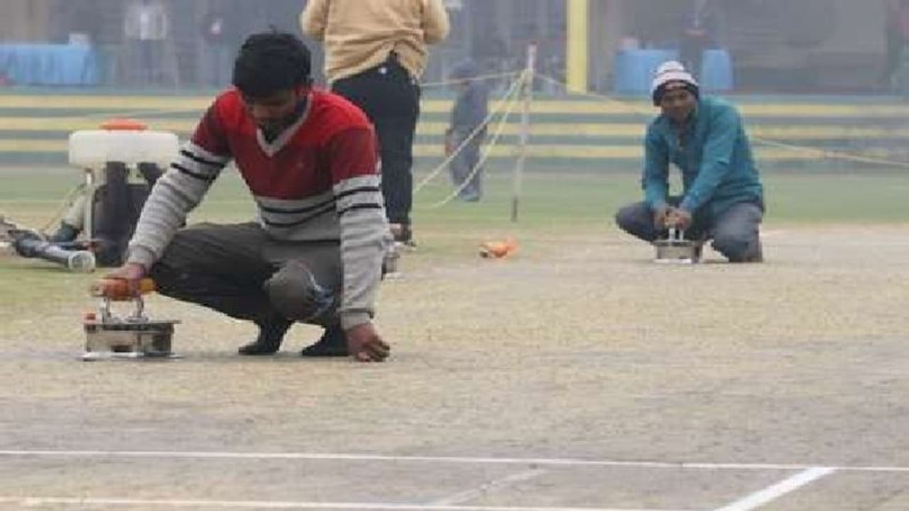 एयर ब्लोअर से नहीं, कोयले वाले प्रेस से सुखवाई क्रिकेट पिच, इस कारण कर रहे ऐसा एयर ब्लोअर से नहीं, कोयले वाले प्रेस से सुखवाई क्रिकेट पिच, इस कारण कर रहे ऐसा