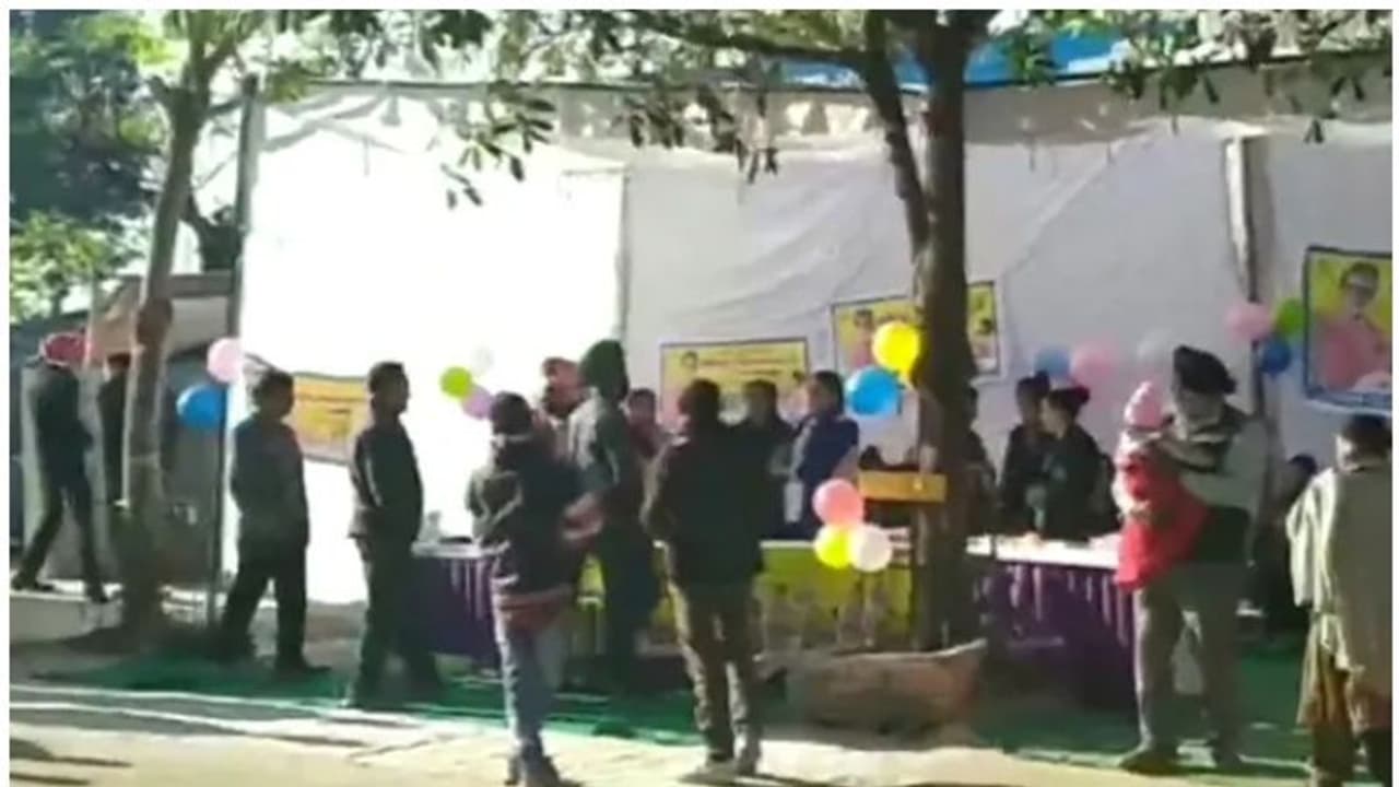 മന്ത്രിയെത്താന്‍ വൈകി; പോളിയോ വാക്സിനേഷനെത്തിയ കുഞ്ഞുങ്ങളും മാതാപിതാക്കളും കാത്തിരുന്നത് രണ്ടുമണിക്കൂര്‍!