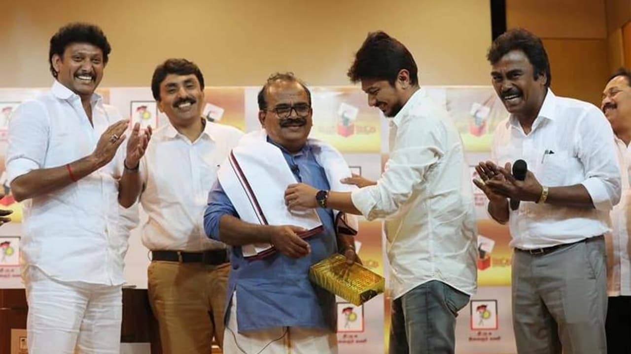 நான் திமுகவா இல்லையானு உதய் தம்பி சொல்லட்டும்...!! கரைவேட்டி போர்த்தி , நாஞ்சிலை கண்கலங்க வைத்த உதய்...!! நான் திமுகவா இல்லையானு உதய் தம்பி சொல்லட்டும்...!! கரைவேட்டி போர்த்தி , நாஞ்சிலை கண்கலங்க வைத்த உதய்...!!