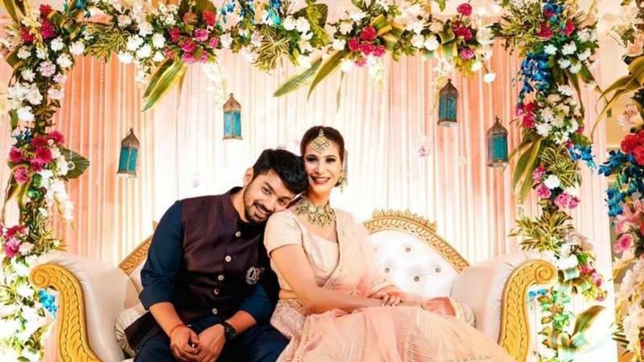 ஒரு வருடம் முடிந்துவிட்டது..? அன்பு பரிசால் மனைவிக்கு இன்ப அதிர்ச்சி கொடுத்த மகத்!