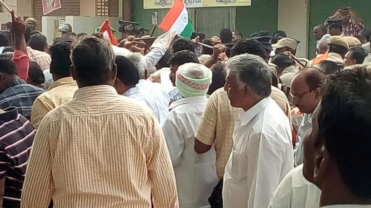 మూడు రాజధానులు: హైకోర్టు తలుపు తట్టిన అమరావతి రైతులు మూడు రాజధానులు: హైకోర్టు తలుపు తట్టిన అమరావతి రైతులు