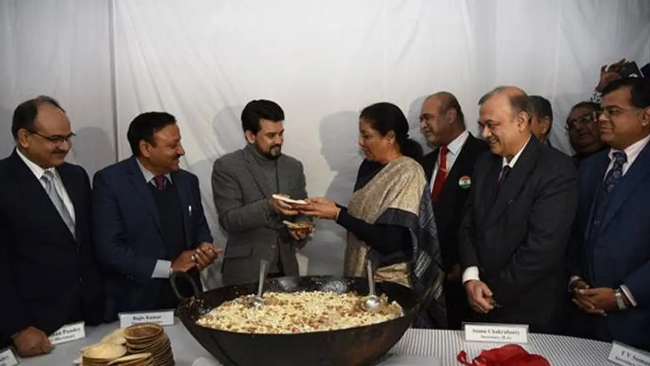 மத்திய பட்ஜெட்டுக்கு இப்போதே அல்வா கொடுக்கத் தயாராகும் நிர்மலா சீதாராமன்..! மத்திய பட்ஜெட்டுக்கு இப்போதே அல்வா கொடுக்கத் தயாராகும் நிர்மலா சீதாராமன்..!