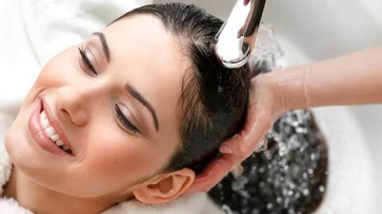 ചൂടുവെള്ളം ഉപയോഗിച്ച് മുടി കഴുകാറുണ്ടോ...? ചൂടുവെള്ളം ഉപയോഗിച്ച് മുടി കഴുകാറുണ്ടോ...?