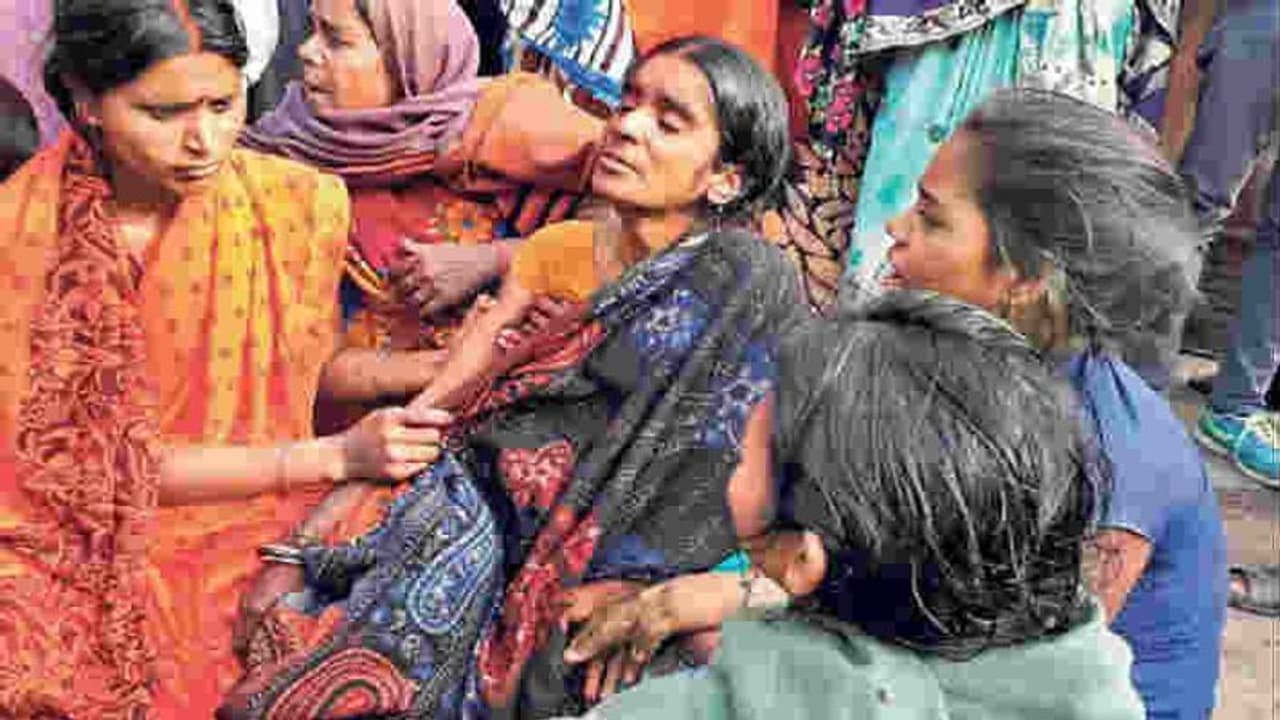 पिता को पिटता देख 10 साल के बच्चे ने चाचा पर चलाई गोलियां, हॉस्पिटल पहुंचने से पहले ही मौत पिता को पिटता देख 10 साल के बच्चे ने चाचा पर चलाई गोलियां, हॉस्पिटल पहुंचने से पहले ही मौत