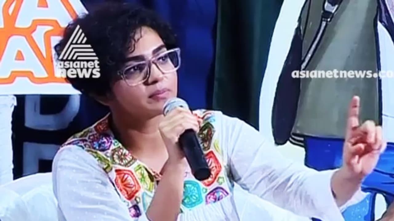 'എന്ന് നിന്റെ മൊയ്തീനില് ഇസ്ലാമോഫോബിയ ഉണ്ട്'; കസബ പോലുള്ള സിനിമകളെ ഇനിയും ചോദ്യം ചെയ്യുമെന്നും പാര്വതി 'എന്ന് നിന്റെ മൊയ്തീനില് ഇസ്ലാമോഫോബിയ ഉണ്ട്'; കസബ പോലുള്ള സിനിമകളെ ഇനിയും ചോദ്യം ചെയ്യുമെന്നും പാര്വതി