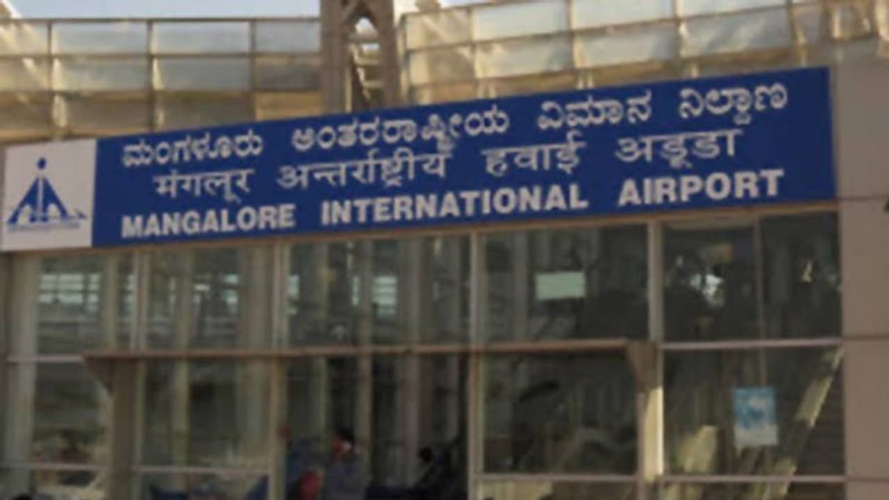मंगलुरु एयरपोर्ट पर मिला लावारिस बैग, दहशत फैली; सुरक्षा एजेंसियों की ली गई मदद मंगलुरु एयरपोर्ट पर मिला लावारिस बैग, दहशत फैली; सुरक्षा एजेंसियों की ली गई मदद