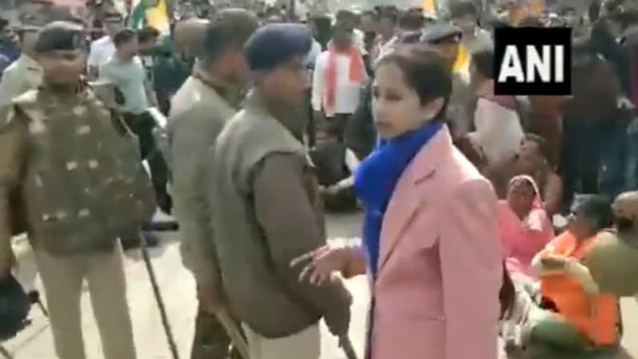 സിഎഎയെ പിന്തുണച്ച് റാലി: നിരോധനാജ്ഞ ലംഘിച്ച് പങ്കെടുത്തവരെ തല്ലി, ഉദ്യോഗസ്ഥയ്ക്കെതിരെ കേസെടുക്കില്ലെന്ന് മധ്യപ്രദേശ് സർക്കാർ സിഎഎയെ പിന്തുണച്ച് റാലി: നിരോധനാജ്ഞ ലംഘിച്ച് പങ്കെടുത്തവരെ തല്ലി, ഉദ്യോഗസ്ഥയ്ക്കെതിരെ കേസെടുക്കില്ലെന്ന് മധ്യപ്രദേശ് സർക്കാർ