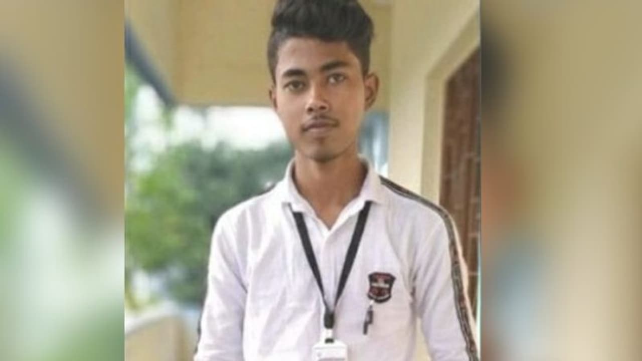 দুর্ঘটনায় 'ব্রেন ডেথ', কলেজ পড়ুয়ার অঙ্গদানের সিদ্ধান্ত পরিবারের দুর্ঘটনায় 'ব্রেন ডেথ', কলেজ পড়ুয়ার অঙ্গদানের সিদ্ধান্ত পরিবারের