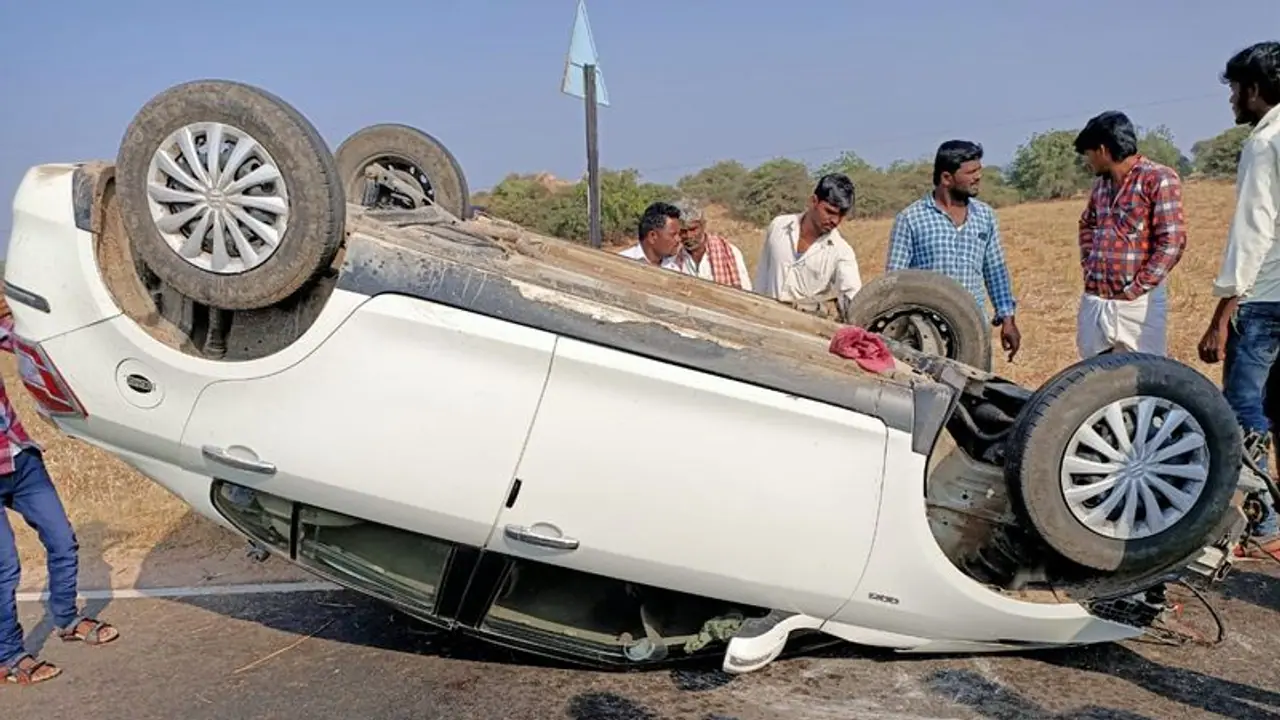 ಲಿಂಗಸುಗೂರು ಬಳಿ ಸೇತುವೆಗೆ ಡಿಕ್ಕಿ ಹೊಡೆದ ಕಾರು: ಇಬ್ಬರ ಸಾವು ಲಿಂಗಸುಗೂರು ಬಳಿ ಸೇತುವೆಗೆ ಡಿಕ್ಕಿ ಹೊಡೆದ ಕಾರು: ಇಬ್ಬರ ಸಾವು