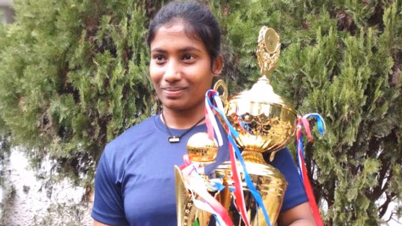 শৌচালয় নেই বাড়িতে, ওজন তুলে সবার সেরা জলপাইগুড়ির শুভার্থী শৌচালয় নেই বাড়িতে, ওজন তুলে সবার সেরা জলপাইগুড়ির শুভার্থী