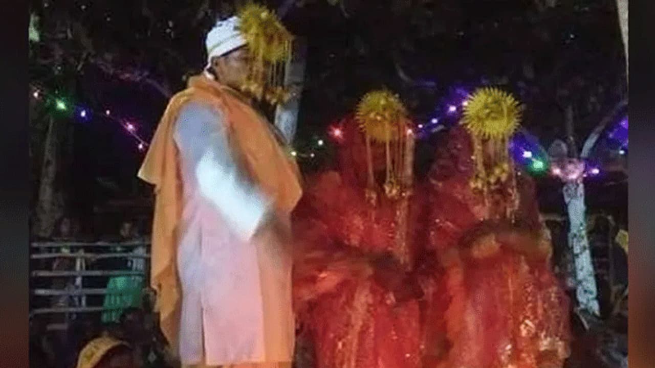 एक दूल्हे ने 2 दुल्हनों के साथ लिए सात फेरे, मंडप में एक दुल्हन अपने 7 दिन के नवजात लेकर पहुंची एक दूल्हे ने 2 दुल्हनों के साथ लिए सात फेरे, मंडप में एक दुल्हन अपने 7 दिन के नवजात लेकर पहुंची