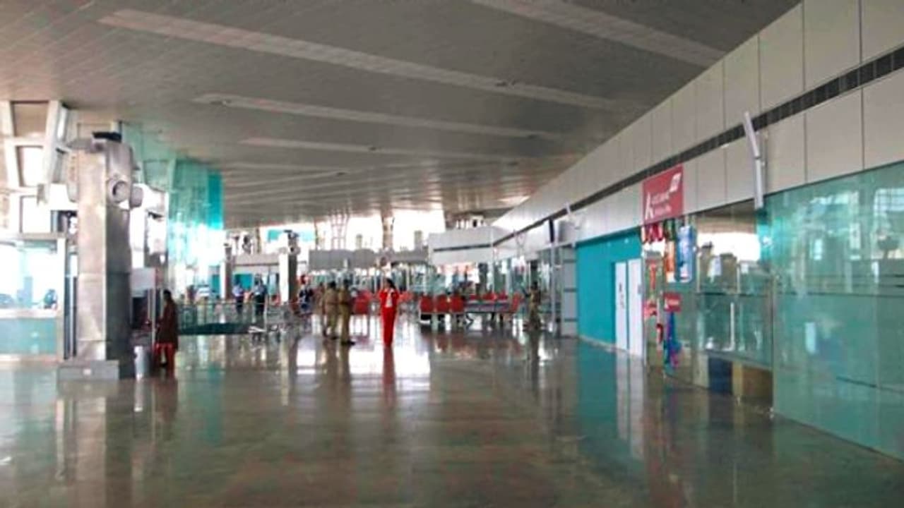 ম্যাঙ্গালোর বিমানবন্দরে আইইডি ভরা ব্যাগ, খোঁজ চলছে মুখ ঢাকা আততায়ীর ম্যাঙ্গালোর বিমানবন্দরে আইইডি ভরা ব্যাগ, খোঁজ চলছে মুখ ঢাকা আততায়ীর