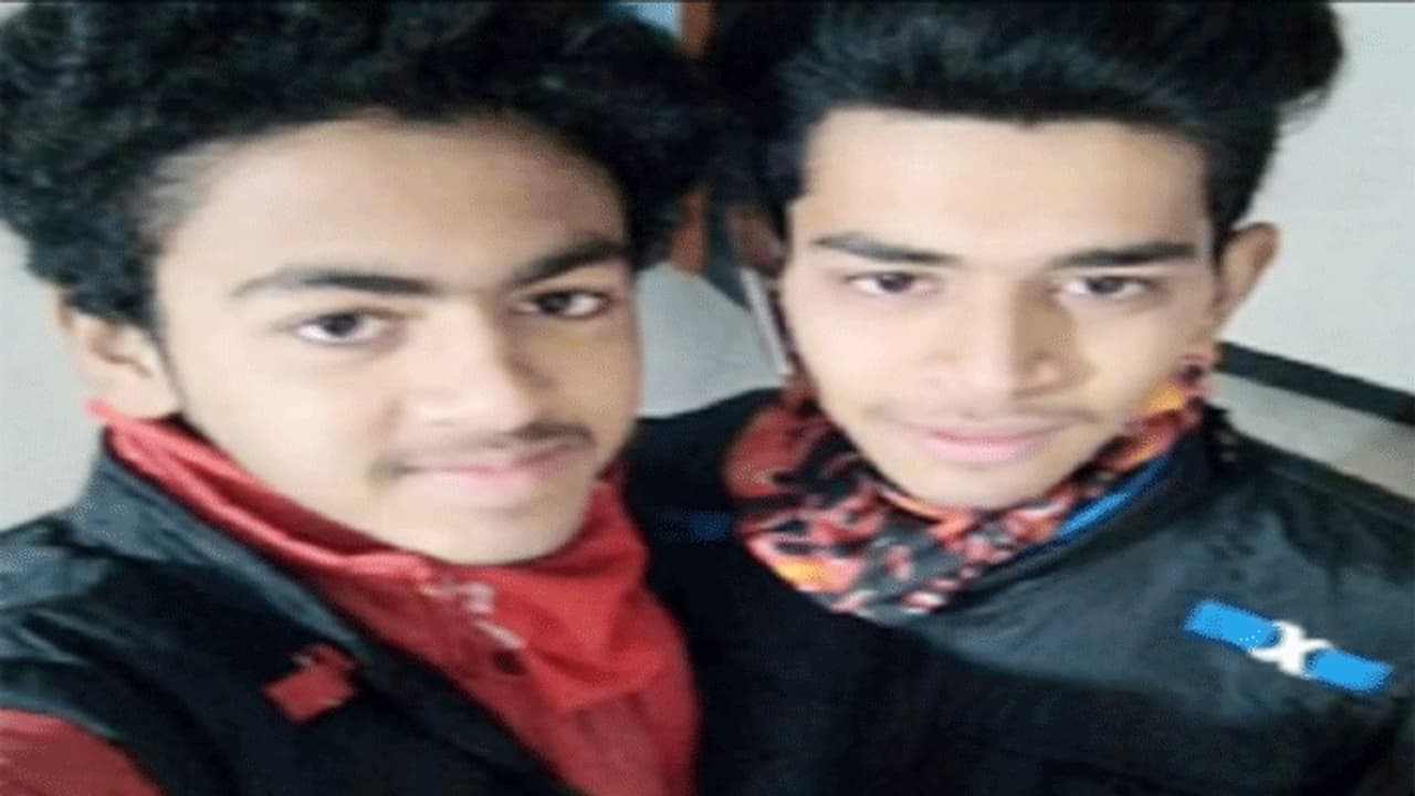 एक साथ बुझ गए एक घर के दो चिराग, एक झटके में मौत के मुंह में समां गए दो भाई... एक साथ बुझ गए एक घर के दो चिराग, एक झटके में मौत के मुंह में समां गए दो भाई...