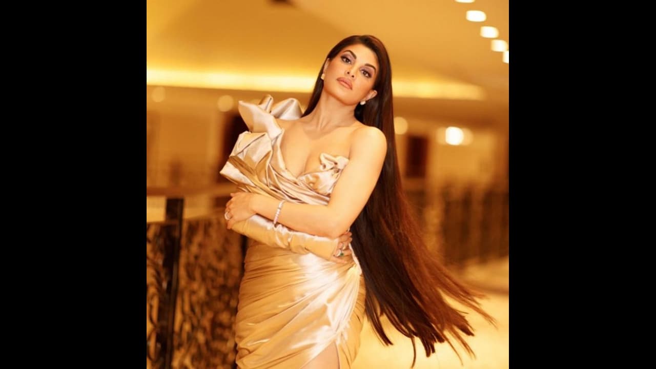 সলমনের ফার্ম হাউসে কেমন কাটছে জ্যাকলিনের কোয়ারেনটাইন, ভাইরাল ভিডিও সলমনের ফার্ম হাউসে কেমন কাটছে জ্যাকলিনের কোয়ারেনটাইন, ভাইরাল ভিডিও