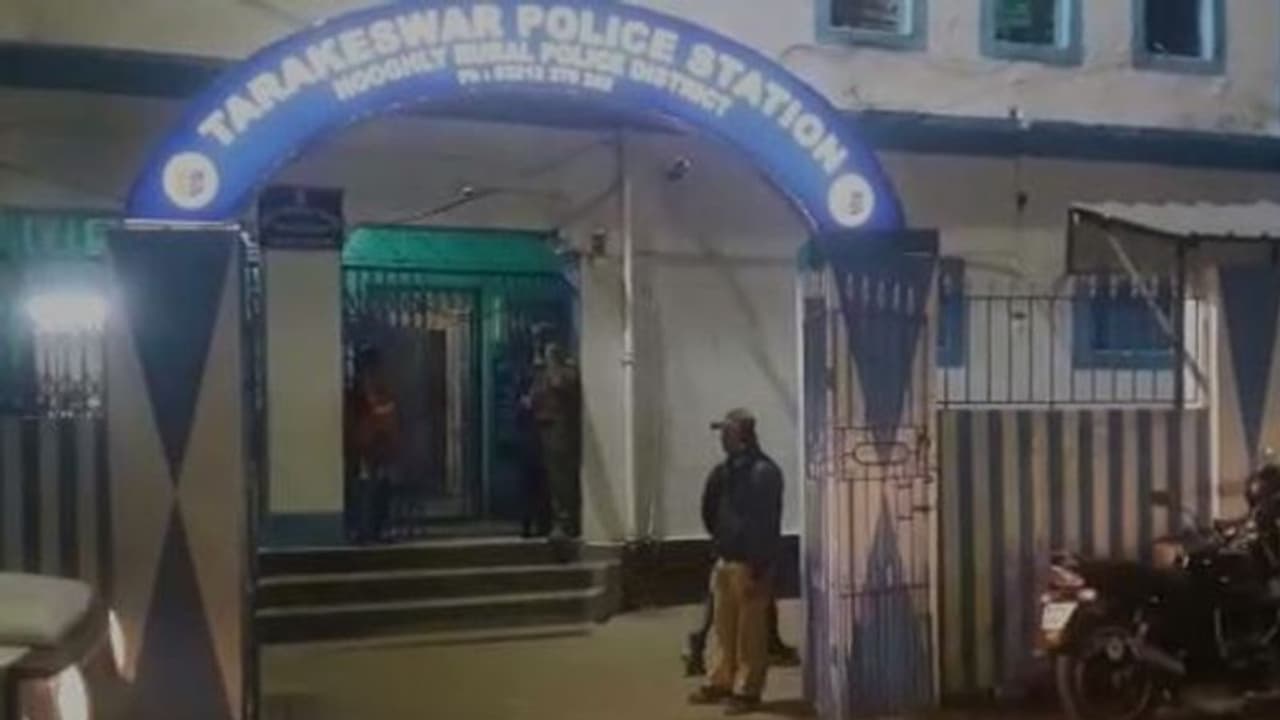 চলন্ত ট্রেন থেকে সন্তানকে নিয়ে ছিটকে পড়লেন গৃহবধূ, মিলল না সাহায্য চলন্ত ট্রেন থেকে সন্তানকে নিয়ে ছিটকে পড়লেন গৃহবধূ, মিলল না সাহায্য