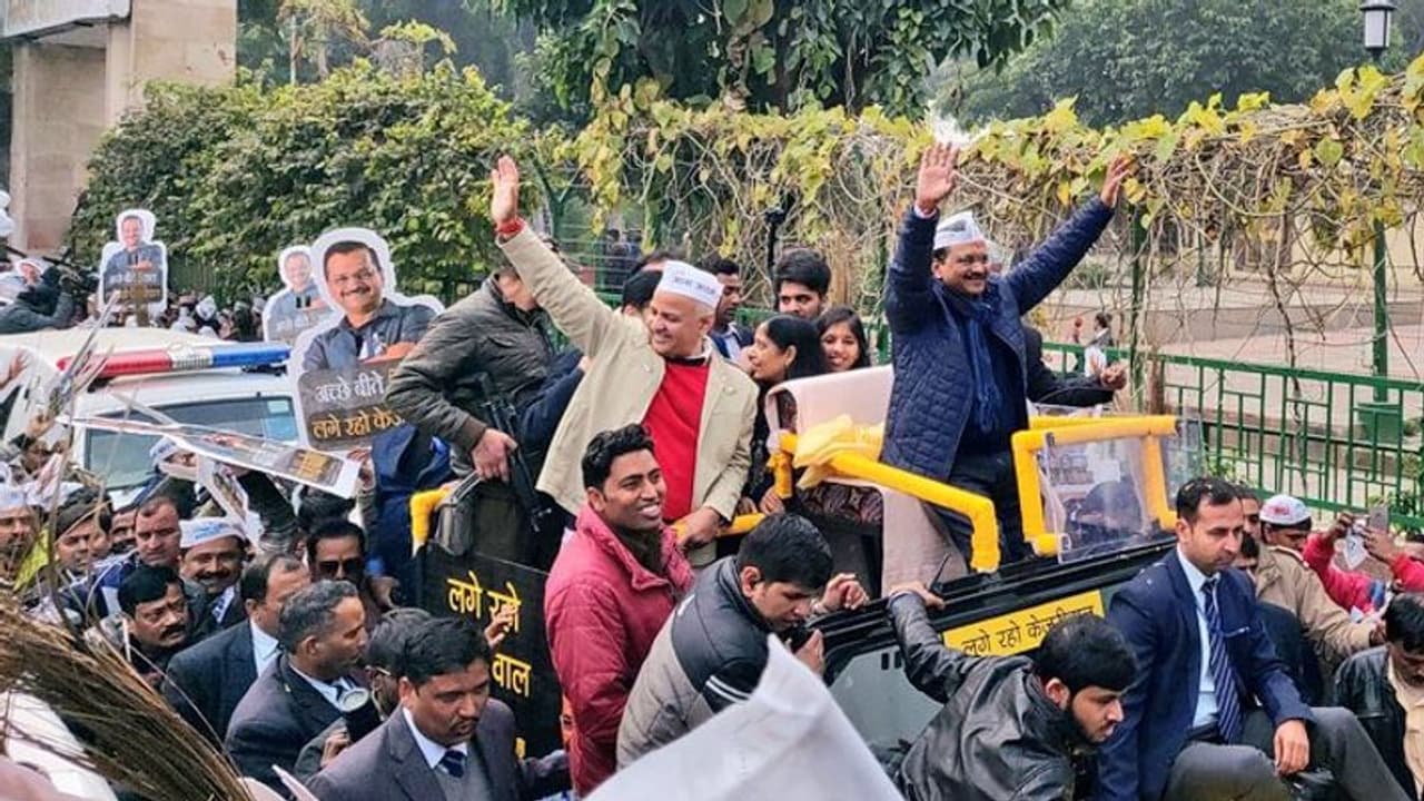 റോഡ് ഷോ മണിക്കൂറുകള് വൈകി; നാമനിർദ്ദേശ പത്രിക സമർപ്പിക്കാനാവാതെ കെജ്രിവാള്; ഇന്ന് അവസാന തീയതി റോഡ് ഷോ മണിക്കൂറുകള് വൈകി; നാമനിർദ്ദേശ പത്രിക സമർപ്പിക്കാനാവാതെ കെജ്രിവാള്; ഇന്ന് അവസാന തീയതി