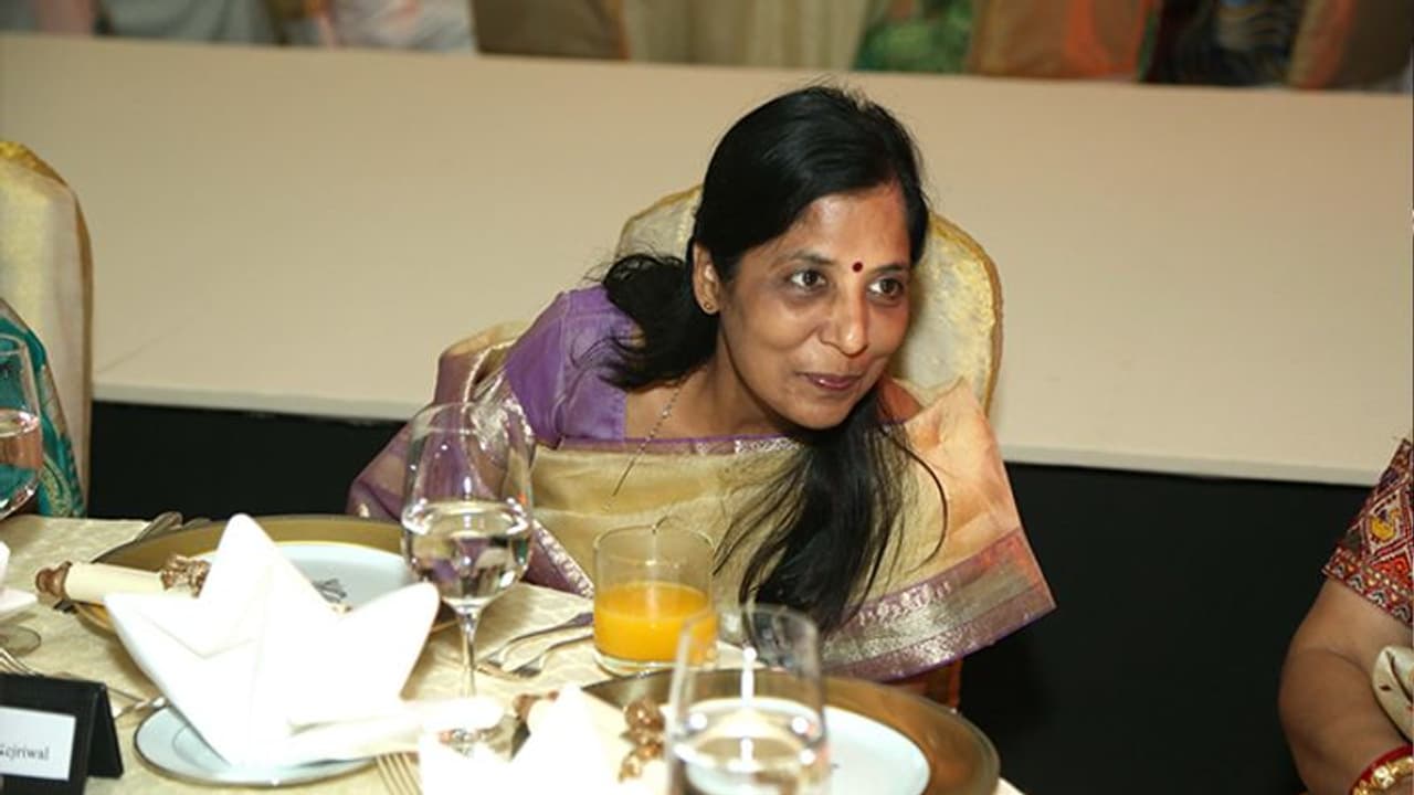 ಪತ್ನಿ ಸುನಿತಾಗೆ ಕೇಜ್ರಿವಾಲ್ ಉತ್ತರಾಧಿಕಾರಿ ಪಟ್ಟ? ಸಿಎಂ ರೇಸ್ನಲ್ಲಿದ್ದಾರೆ ಮೂವರು! ಪತ್ನಿ ಸುನಿತಾಗೆ ಕೇಜ್ರಿವಾಲ್ ಉತ್ತರಾಧಿಕಾರಿ ಪಟ್ಟ? ಸಿಎಂ ರೇಸ್ನಲ್ಲಿದ್ದಾರೆ ಮೂವರು!