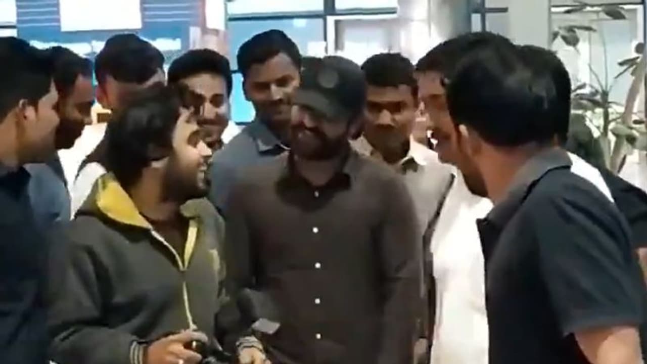 ఎయిర్ పోర్ట్ లో ఫోటోగ్రాఫర్ ని ఆడేసుకున్న ఎన్టీఆర్.. వీడియో వైరల్ ఎయిర్ పోర్ట్ లో ఫోటోగ్రాఫర్ ని ఆడేసుకున్న ఎన్టీఆర్.. వీడియో వైరల్