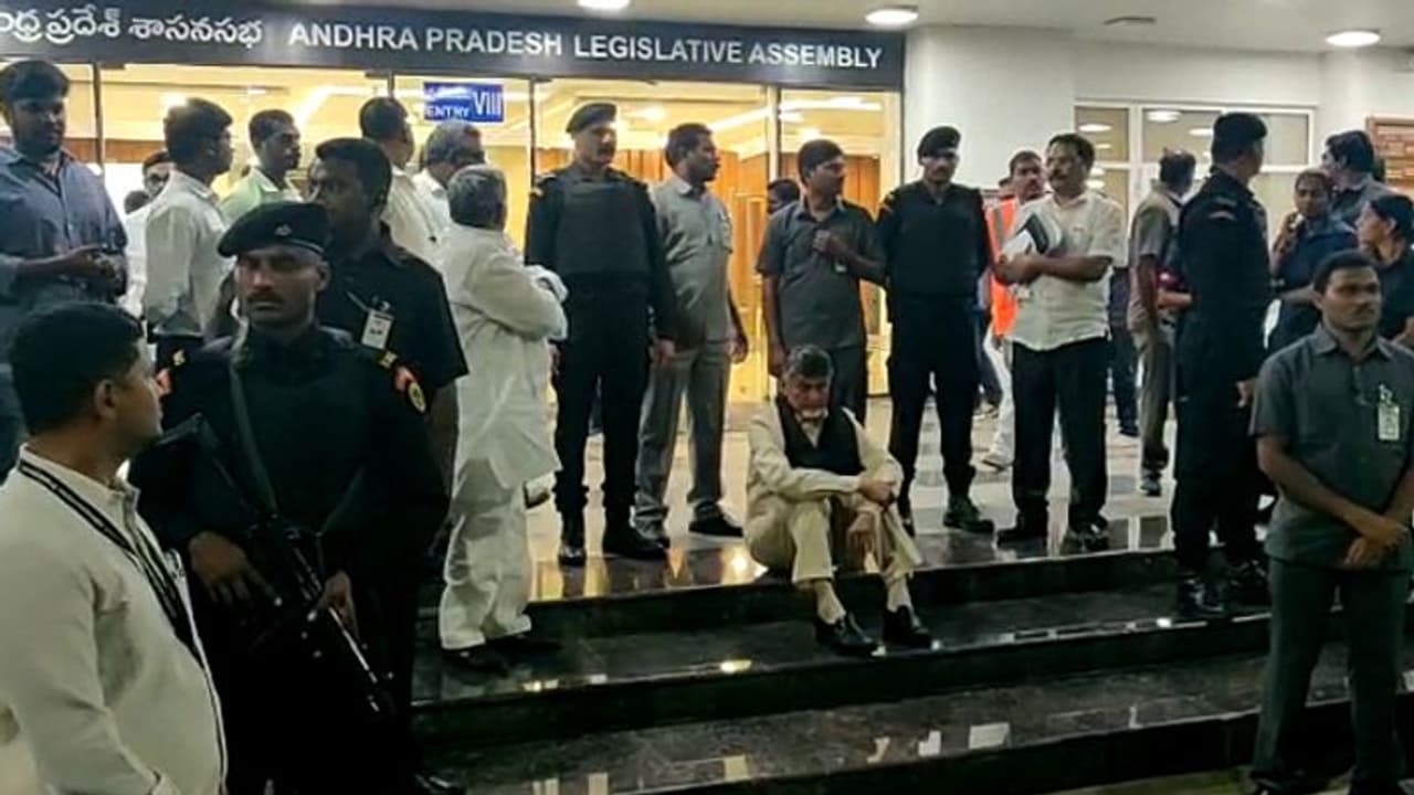 అసెంబ్లీ మెట్లపై మౌనదీక్ష, పాదయాత్ర: చంద్రబాబు సహా ఎమ్మెల్యేల అరెస్టు అసెంబ్లీ మెట్లపై మౌనదీక్ష, పాదయాత్ర: చంద్రబాబు సహా ఎమ్మెల్యేల అరెస్టు