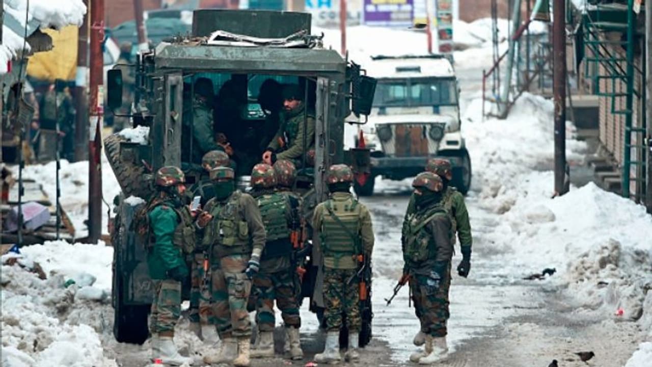 'সেনাজীবনের আরও একটা দিন', নিজের বিয়েতেই পৌঁছতে পারলেন না এই ভারতীয় জওয়ান 'সেনাজীবনের আরও একটা দিন', নিজের বিয়েতেই পৌঁছতে পারলেন না এই ভারতীয় জওয়ান