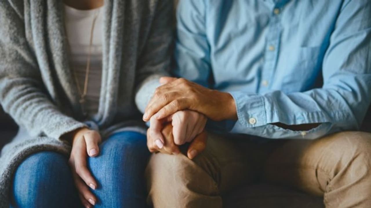 మా ప్రేమ గొప్పది, పెళ్లి చేయండి... స్టేషన్ కి 60ఏళ్ల బామ్మతో 22ఏళ్ల కుర్రాడు మా ప్రేమ గొప్పది, పెళ్లి చేయండి... స్టేషన్ కి 60ఏళ్ల బామ్మతో 22ఏళ్ల కుర్రాడు