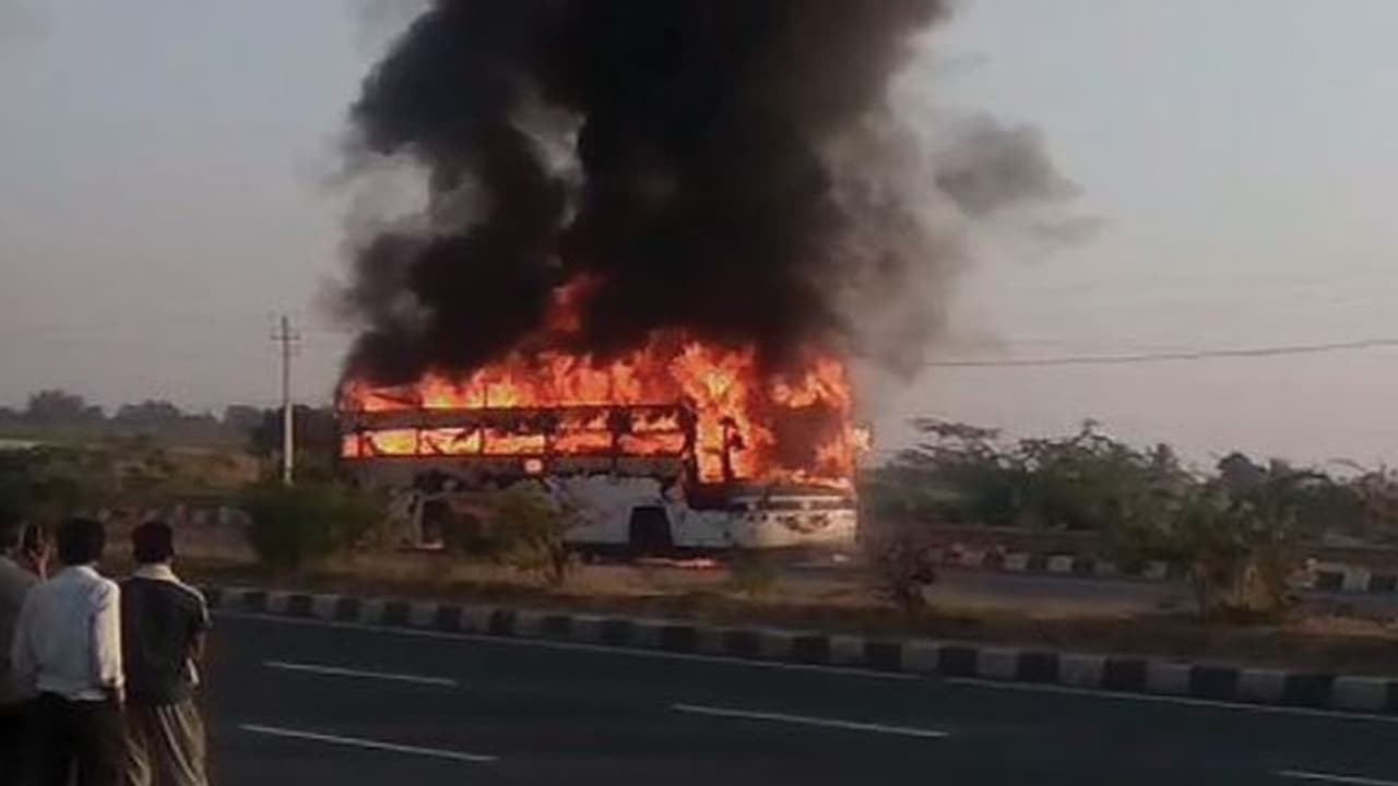 ಚಲಿಸುತ್ತಿದ್ದ ವೋಲ್ವೋ ಬಸ್ಸಲ್ಲಿ ಭಾರೀ ಬೆಂಕಿ : ಕ್ಷಣಾರ್ಧದಲ್ಲಿ ಹೊತ್ತಿ ಉರಿದ ಬಸ್