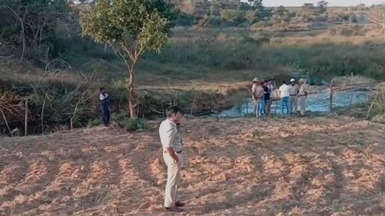 ಮಹಿಳೆ ಬರ್ಬರವಾಗಿ ಕೊಲೆಗೈದು ಸುಟ್ಟು ಹಾಕಿದ ದುಷ್ಕರ್ಮಿಗಳು ಮಹಿಳೆ ಬರ್ಬರವಾಗಿ ಕೊಲೆಗೈದು ಸುಟ್ಟು ಹಾಕಿದ ದುಷ್ಕರ್ಮಿಗಳು