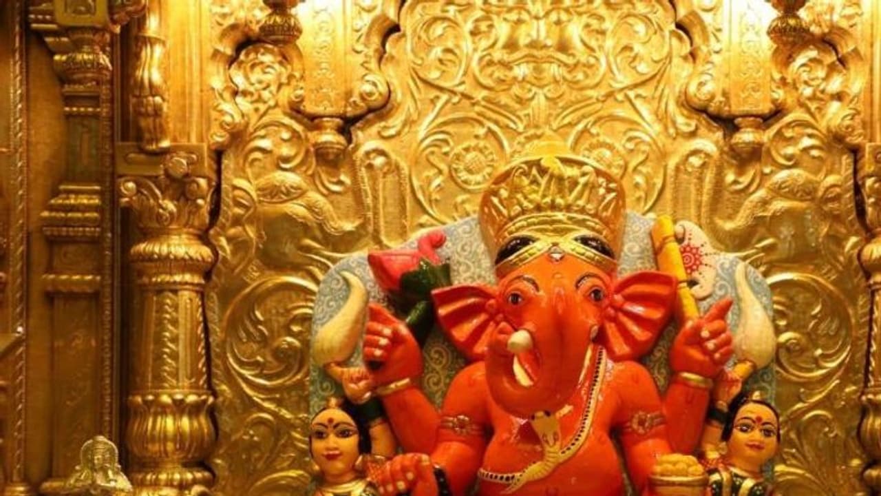 করোনা মোকাবিলায় সিদ্ধিবিনায়ক মন্দিরে সচেতনতা, মাস্ক ও স্যানিটাইজার বিলি