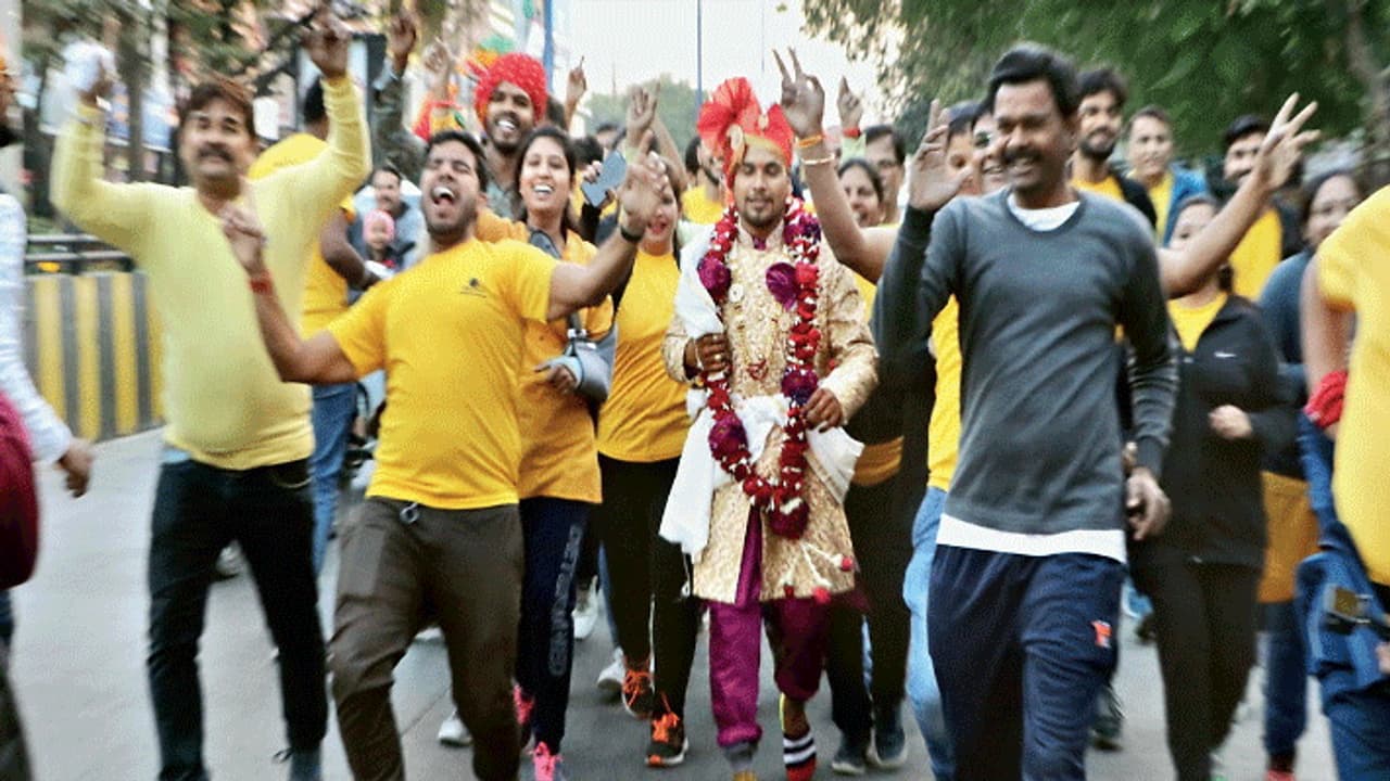 11 KM दौड़कर शादी के 7 फेरे लेने पहुंचा दूल्हा, दुल्हन बोली कभी नहीं भूल सकती ये पल 11 KM दौड़कर शादी के 7 फेरे लेने पहुंचा दूल्हा, दुल्हन बोली कभी नहीं भूल सकती ये पल